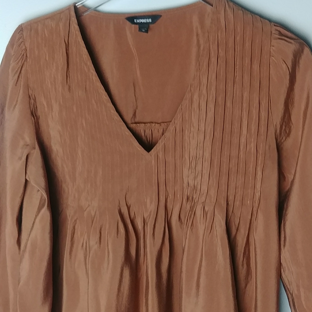 Express Pleated V-Neck Top - Picture 2 of 10